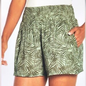 Three Dots Contrasting Sage Green Leaf Print Women's Rayon Shorts size L